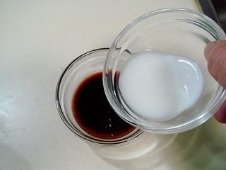 8、腐乳爆肉,倒入少许水淀粉。