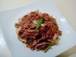 12、腐乳爆肉,把葱丝炒至断生便可出锅,出锅码盘便可上桌食用。