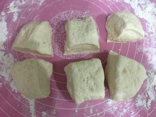 10、班尼迪克蛋 英式马芬 水波蛋 荷兰酱做法,将发酵好的面团移到撒了面粉的案板上，排气，均匀分成6份。