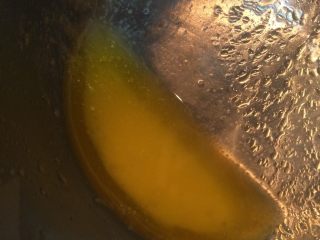 15、班尼迪克蛋 英式马芬 水波蛋 荷兰酱做法,沸腾2分钟左右关火，放一边沉淀，乳白色的固体物会沉淀下来。上面那层金黄色液体才是我们要的clarified butter，取出待用~