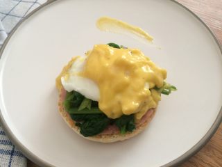 24、班尼迪克蛋 英式马芬 水波蛋 荷兰酱做法,按次序放上英式马芬、火腿或鸡蛋、菠菜、水波蛋、荷兰酱就是班尼迪克蛋啦！！