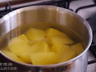 4、牧羊人派,土豆块冷水下锅，加盐煮开，转小火煮20分钟