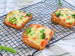 7、吐司披萨,趁热吃~~ 能拉丝哦,如果一次吃不完,下次再加热5分钟。