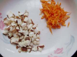 3、蛋皮饭卷,胡萝卜和香菇切成小丁