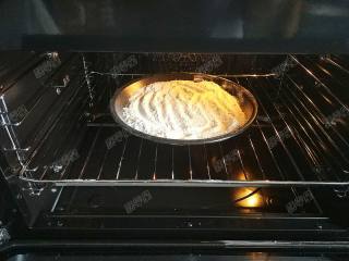 3、糖酥饼,然后做馅料。将80g面粉平铺在烤盘上,放入烤箱,175度,烤10分钟至颜色微黄