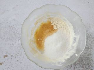 4、糖酥饼,将烤好的面粉倒入碗中,加入80g白糖和30g油