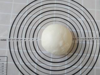 8、糖酥饼,醒好之后的油皮面团重新揉匀至光滑柔软