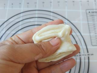 14、糖酥饼,取一份面团,封口捏合