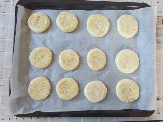 19、糖酥饼,依次全部做好,放在烤盘上