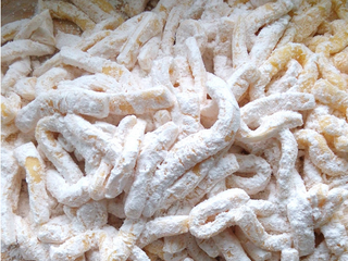 1、自制蔓越莓沙琪玛,用玉米淀粉抓匀，使每条之间不黏连，抖掉多余的淀粉