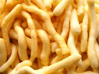 2、自制蔓越莓沙琪玛,将面条炸到微微金黄色，捞出沥油