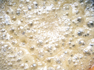 4、自制蔓越莓沙琪玛,将麦芽糖、水、和细砂糖混合在一起，小火加热。一开始冒起的是大泡，继续小火熬到糖浆颜色变深，变成细密的小泡，用筷子蘸一下能拉出很行很长的糖丝就