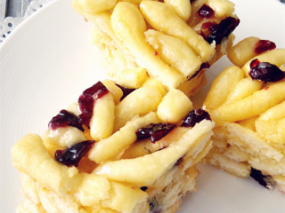 7、自制蔓越莓沙琪玛,熬糖浆比较关键，入锅切块儿时散了，就说明糖浆没熬好。