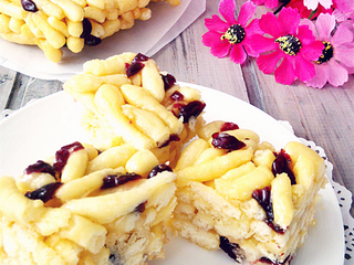 8、自制蔓越莓沙琪玛,没有麦芽糖浆可以全部用细砂糖，或者冰糖也行，差别不大。麦芽糖浆可以保持成品湿润度，口感更好一些。可以在烘焙材料店买到