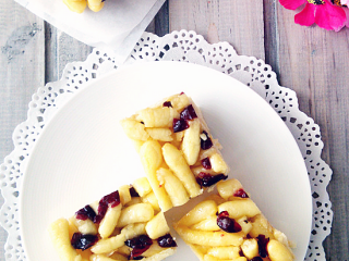 9、自制蔓越莓沙琪玛,炸条的时候火候不要太大，以免炸糊。条不要切得太粗太长，膨胀后会大得离谱。