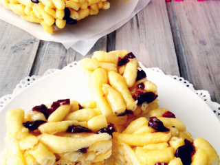 10、自制蔓越莓沙琪玛,用面包机和面比较省事，尽量使用天然酵母，对健康有益。泡打粉虽然一样能起到遇热膨胀的效果，但是还是少吃为妙。