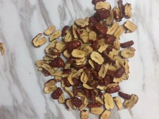 1、核桃红枣蛋糕,红枣切碎，放入蒸锅中蒸熟，放入料理机内，加少许水搅拌成泥。