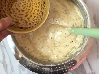 6、核桃红枣蛋糕,加入玉米油翻拌均匀