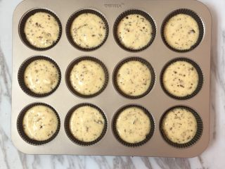 9、核桃红枣蛋糕,挤入模具中，烤箱160度烤制25分钟