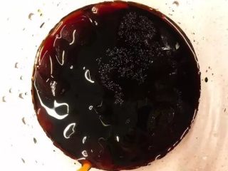 1、电饭锅版叉烧肉,把生抽,鱼露,白糖,蚝油放进一个容器内备用;