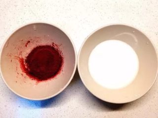 3、电饭锅版叉烧肉,将水淀粉与红曲粉准备好;