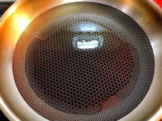 4、电饭锅版叉烧肉,锅内放入适量油,烧热;