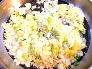 5、电饭锅版叉烧肉,中火放入切碎的所有洋葱,蒜和葱白后,转小火,炸至偏黄色后取出不要,锅内只保留剩余的油;