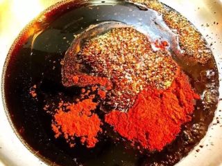 6、电饭锅版叉烧肉,不关火,余下的油保留,锅内倒入图2的全部调料,以及全部红曲粉和水淀粉搅拌均匀;