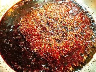 7、电饭锅版叉烧肉,小火状态,用铲子不停搅拌;