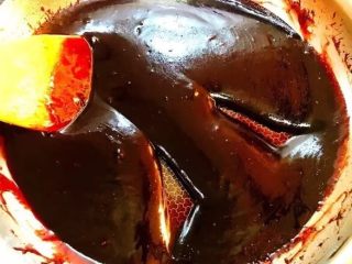 8、电饭锅版叉烧肉,一直熬煮到叉烧酱呈现粘稠状态后,最后可以放入适量蜂蜜,拌匀后叉烧酱就做好了,备用到一边;