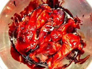 11、电饭锅版叉烧肉,倒入全部的叉烧酱与肉块搅拌均匀,封上保鲜膜存入冰箱冷藏24小时以上;