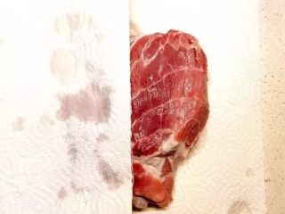 9、电饭锅版叉烧肉,猪肉从水中取出,用厨房纸吸掉多余水分