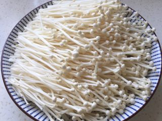4、清蒸金针菇,金针菇撕开摆盘