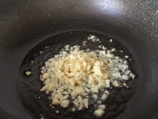 5、清蒸金针菇,热锅冷油把油烧热关火倒入蒜蓉