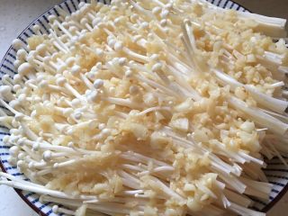 7、清蒸金针菇,把炒好的蒜蓉放金针上