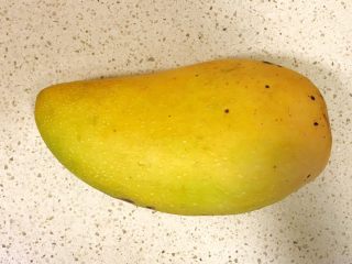 1、颗粒感十足的芒果芭蕉壁挂奶昔,食材之一:用这种黄金芒果,个大甜度也够