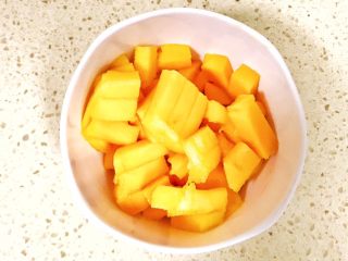 4、颗粒感十足的芒果芭蕉壁挂奶昔,预留一小部分好看的果肉哦,这些要加入后期的奶昔中,为了颗粒感十足啊