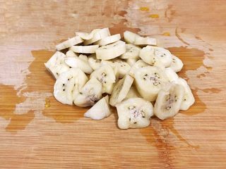 5、颗粒感十足的芒果芭蕉壁挂奶昔,芭蕉去皮,切片