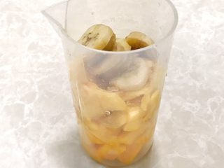 7、颗粒感十足的芒果芭蕉壁挂奶昔,再加入芭蕉片