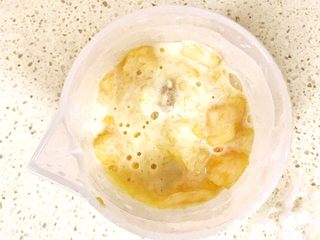 9、颗粒感十足的芒果芭蕉壁挂奶昔,先用筷子搅拌均匀,方便后期的搅拌均匀