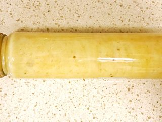 11、颗粒感十足的芒果芭蕉壁挂奶昔,搅拌均匀成泥后,装入容器,放进冰箱冷藏一会儿,尤其是夏天,冷藏后口感不要太爽哦