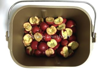 1、风车果丹皮,山楂洗干净,去蒂去核,果肉约650克。