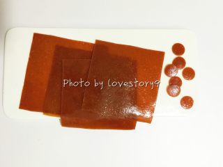 9、风车果丹皮, 把整张果丹皮裁切成小块正方形,再用裱花嘴压出一些小圆。