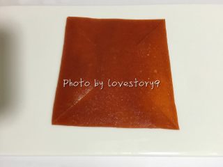 10、风车果丹皮,正方形的四个角用厨房剪刀按对角线剪一段,中间不要剪到中间,留一段不剪开。