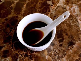 5、油爆小河虾,调料汁：白糖2/3汤匙、生抽2汤匙、香醋1.5汤匙、料酒少许、清水4汤匙，混合拌匀。