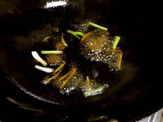 8、油爆小河虾,中火煮开。