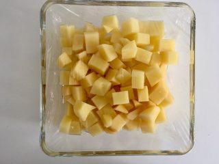 2、减肥版土豆泥,加1/3水，包上保鲜膜（缠一圈，要不容易塌）表面扎几个小洞。