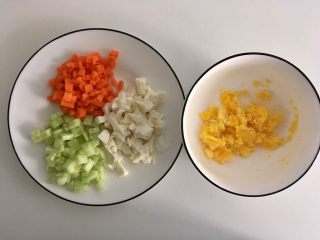 8、减肥版土豆泥,鸡蛋煮熟后，蛋白切丁备用，蛋黄趁热用小勺压碎