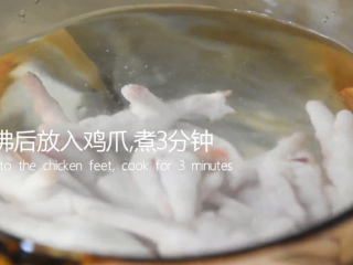 3、茶餐厅的厨师是怎么做豆豉凤爪的？,水沸后放入鸡爪，煮3分钟