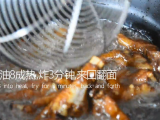 6、茶餐厅的厨师是怎么做豆豉凤爪的？,起油8成热，来回翻面，炸3分钟